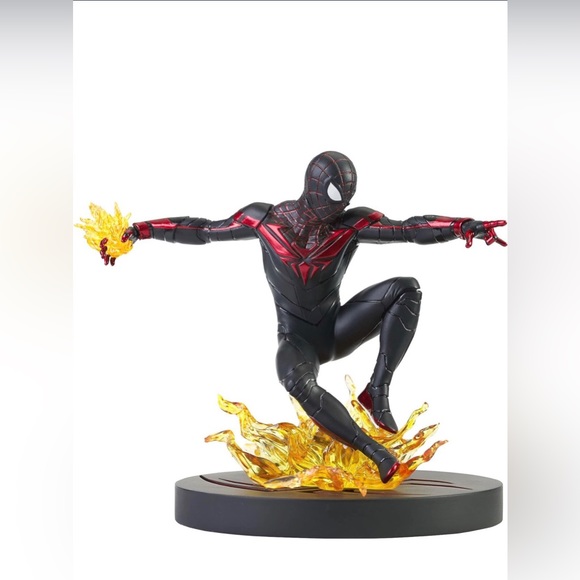 DIAMOND SELECT TOYS Marvel Gallery: Miles Morales (Playstation 5 Version) PVC St - Picture 1 of 3